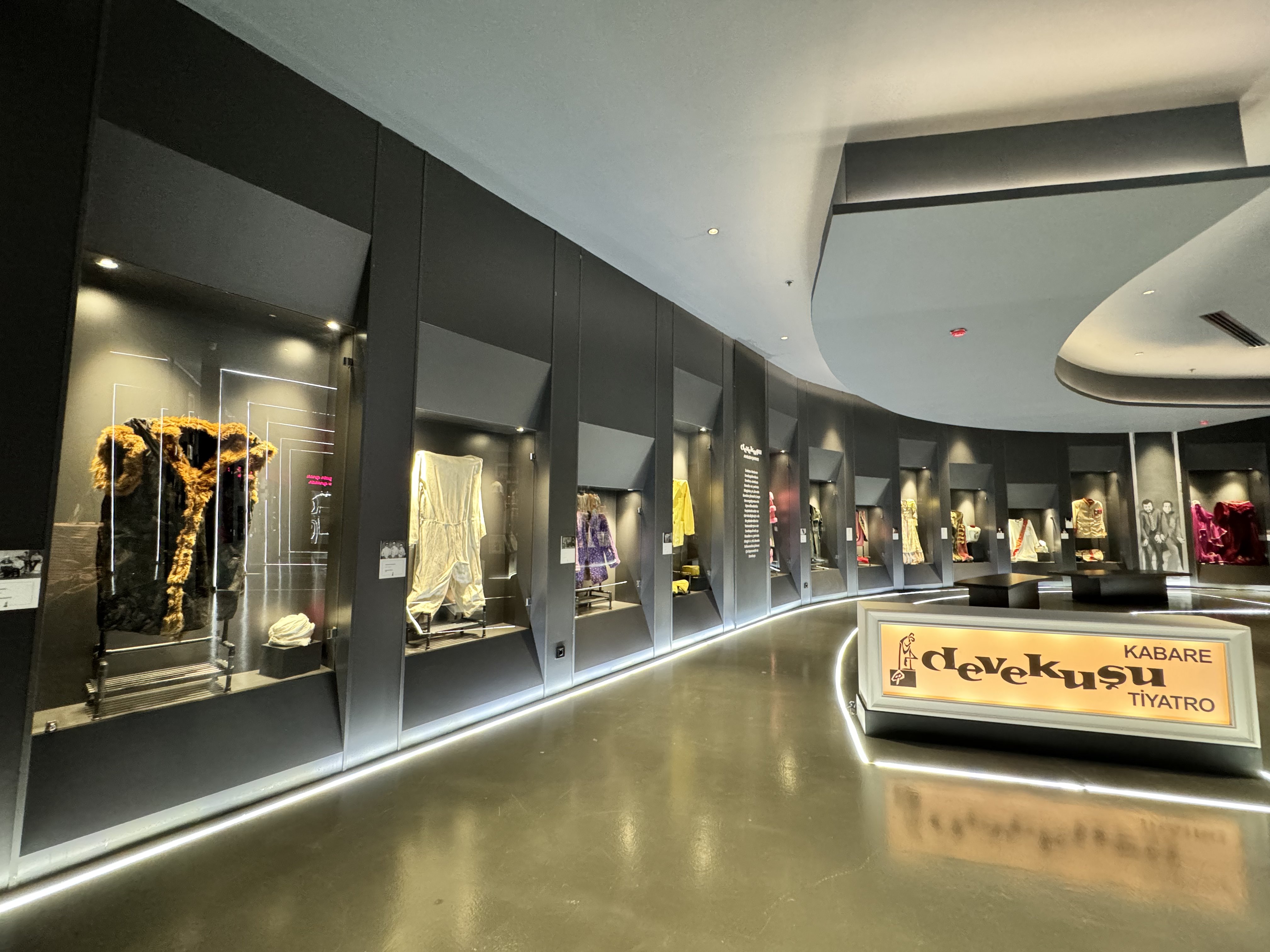 Devekuşu Kabare Tiyatro Müzesi